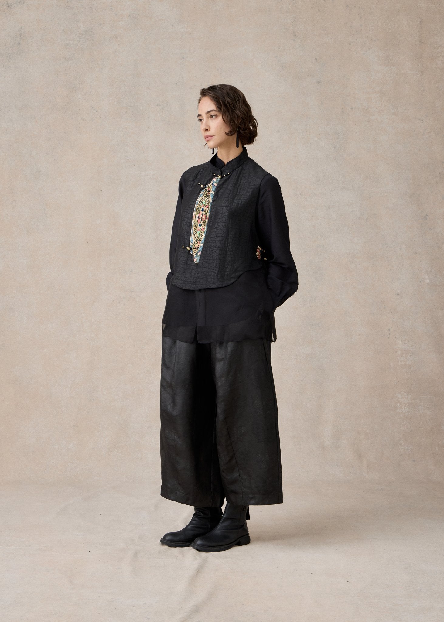 Black Mud-Dyed Silk Vest with Embroidered Front Placket – DA LUNA