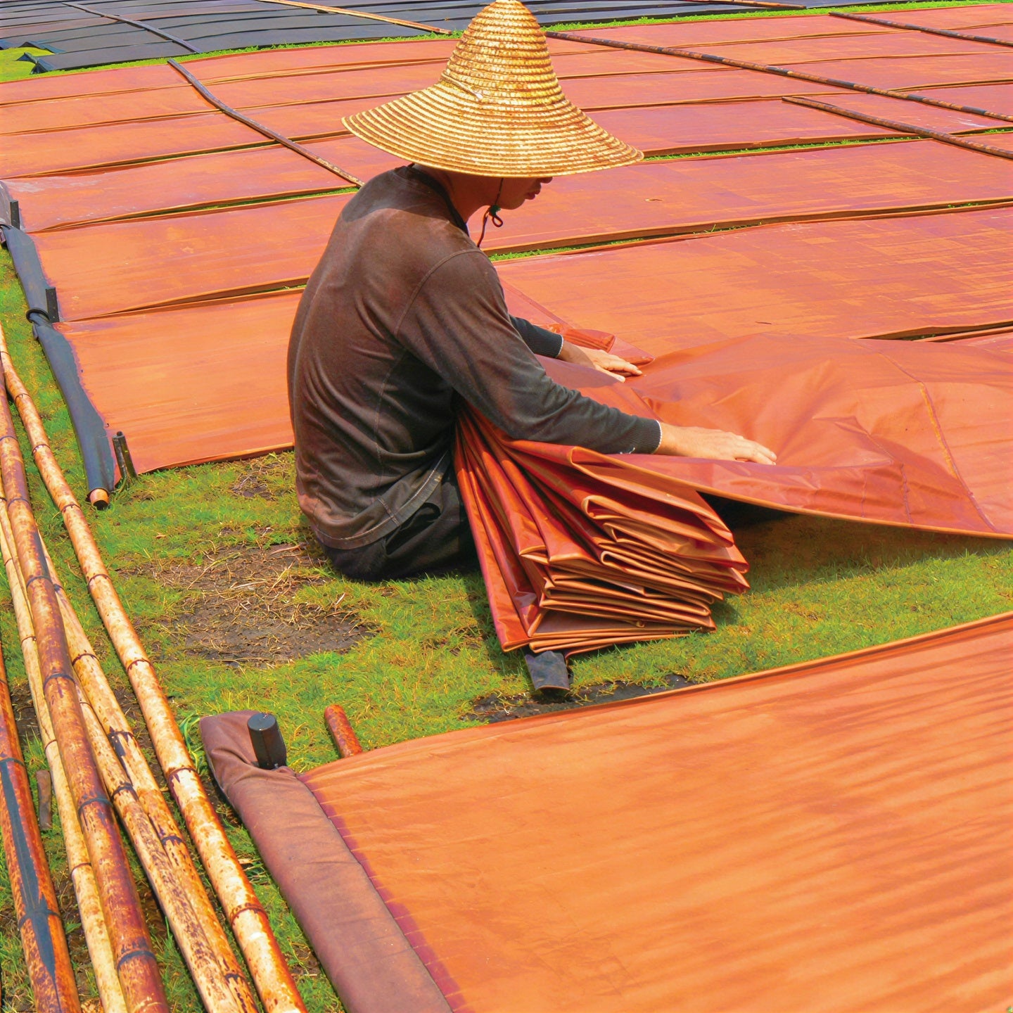 Artisan folding mud dye silk by the Pearl River